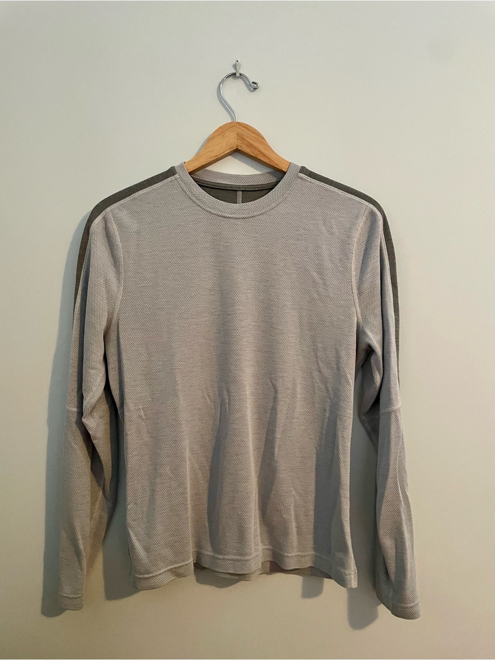 Lululemon Men's Long Sleeve Crewneck Shirt in Light Gray with Dark Gray Accents